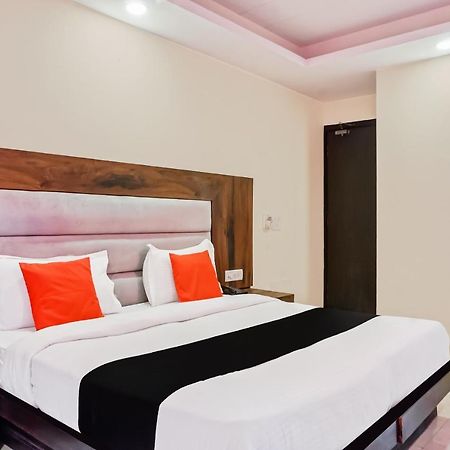 Capital O Hotel Jeyan Inn Near Gurudwara Shri Bangla Sahib Delhi  Exterior photo