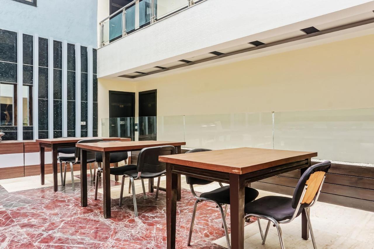Capital O Hotel Jeyan Inn Near Gurudwara Shri Bangla Sahib Delhi  Exterior photo